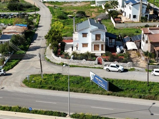 Eckvilla mit kommerziellem und dauerhaftem Wohnpotenzial an der Hauptstraße Yeniboğaziçi