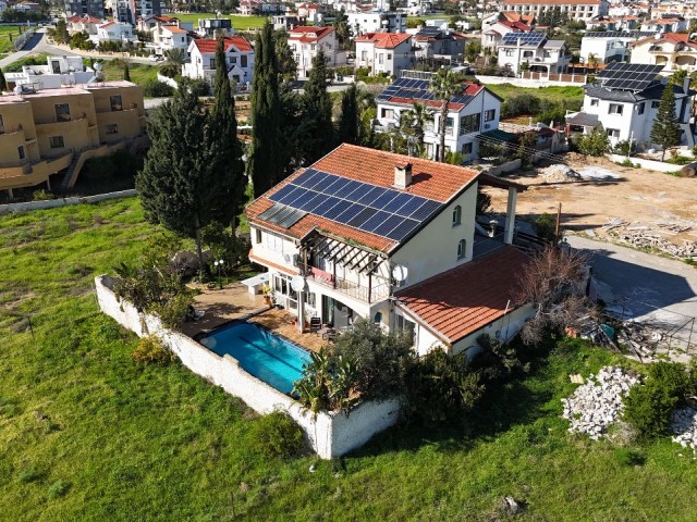 Yeniboğaziçi, 4+2 freistehende Villa mit Pool, komplett möbliert