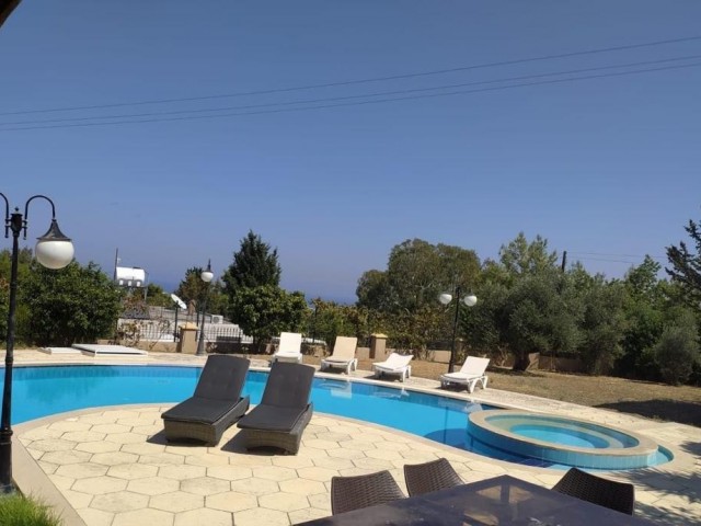 VOLLSTÄNDIG MÖBLIERTE ULTRA-LUXUSVILLA MIT 4+2 ZIMMERN IN ZENTRALER LAGE VON KYRENIA MIT VIELEN MERKMALE WIE PRIVATER POOL, GROSSE TERRASSE UND GRILL.