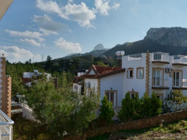 4+1 VILLA ZUR TÄGLICHEN VERMIETUNG MIT PRIVATEM POOL, ATEMBERAUBENDER AUSSICHT UND GROSSER TERRASSE IN GIRNE OZANKÖY.