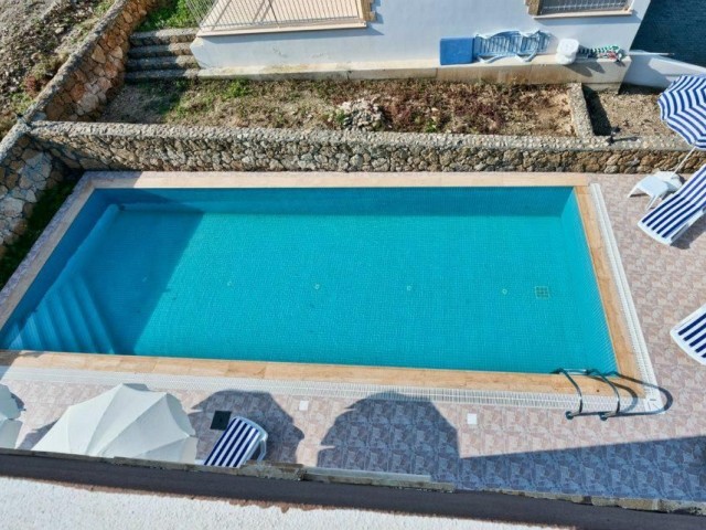 4+1 VILLA ZUR TÄGLICHEN VERMIETUNG MIT PRIVATEM POOL, ATEMBERAUBENDER AUSSICHT UND GROSSER TERRASSE IN GIRNE OZANKÖY.