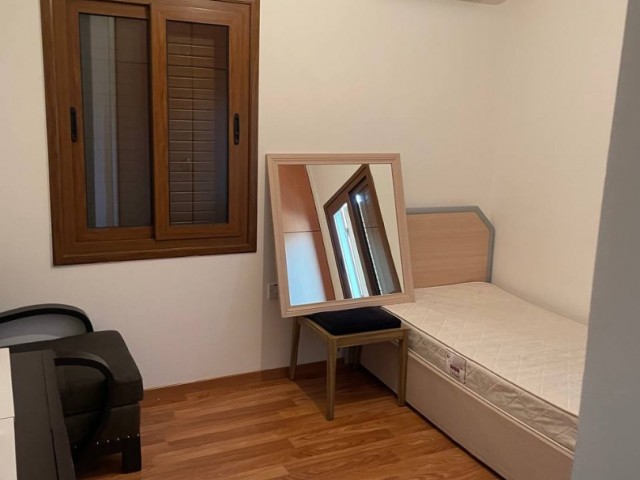 VOLLSTÄNDIG MÖBLIERTE 3+1-WOHNUNG IN DER REGION ÇATALKÖY IN KYRENIA ZU VERMIETEN, MIT VIELEN VORTEILEN, WIE EINEM STANDORT MIT POOL, EINEM KINDERPARK, GARTENPFLEGE UND DOPPELBALKONEN.