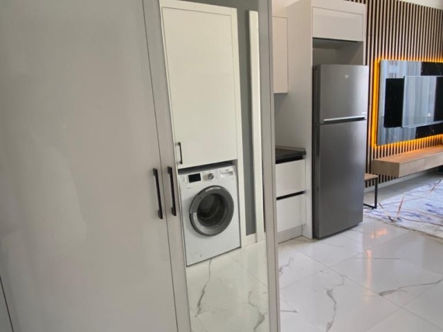 2+1 KOMPLETT MÖBLIERTE, KLIMATISIERTE LUXUSWOHNUNG AUF DEM GRUNDSTÜCK AN DER STRAßE IN GIRNE ALSANCAK.