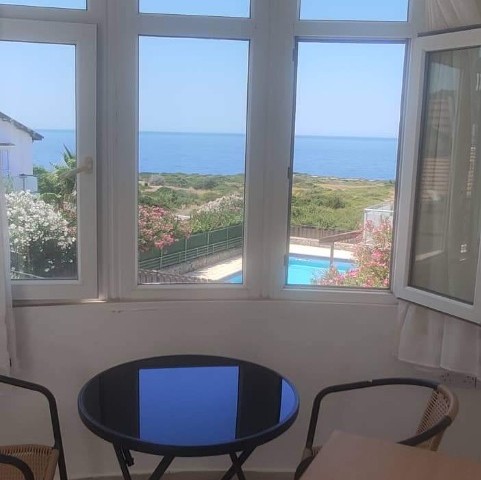 FÜR EIN FRIEDLICHES LEBEN AM MEER IN DER REGION GIRNE ALSANCAK. 4+1 KOMPLETT MÖBLIERTE VILLA ZU VERMIETEN, MIT PRIVATEM POOL, PRIVATEM GARTEN, MEERBLICK.