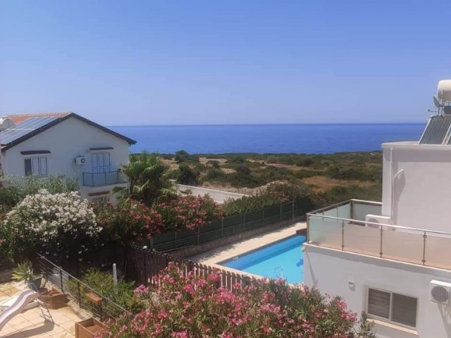 FÜR EIN FRIEDLICHES LEBEN AM MEER IN DER REGION GIRNE ALSANCAK. 4+1 KOMPLETT MÖBLIERTE VILLA ZU VERMIETEN, MIT PRIVATEM POOL, PRIVATEM GARTEN, MEERBLICK.