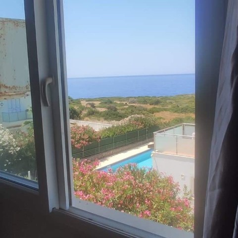 FÜR EIN FRIEDLICHES LEBEN AM MEER IN DER REGION GIRNE ALSANCAK. 4+1 KOMPLETT MÖBLIERTE VILLA ZU VERMIETEN, MIT PRIVATEM POOL, PRIVATEM GARTEN, MEERBLICK.