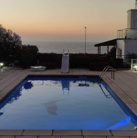 FÜR EIN FRIEDLICHES LEBEN AM MEER IN DER REGION GIRNE ALSANCAK. 4+1 KOMPLETT MÖBLIERTE TÄGLICH VERMIETEVILLA MIT PRIVATEM POOL, PRIVATEM GARTEN UND MEERBLICK.