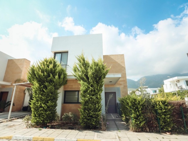 VOLLSTÄNDIG MÖBLIERTE DUPLEX-VILLA ZU VERMIETEN IN EINEM GRÜNEN NATURWUNDER MIT PRIVATEM GARTEN UND EINER SICHEREN ANLAGE MIT POOL.