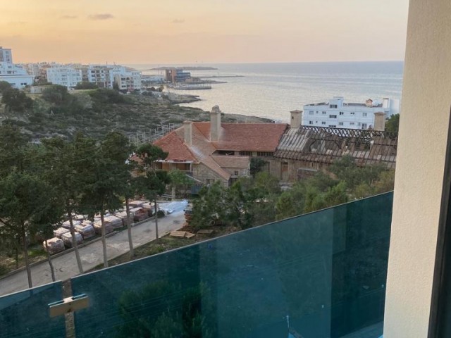 VOLLSTÄNDIG MÖBLIERTE 3+1-WOHNUNG IN ZENTRALER LAGE IN KYRENIA MIT WUNDERBARER AUSSICHT MIT KLIMAANLAGE UND AUFZUG ZU VERMIETEN.