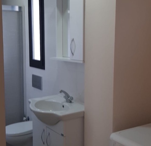 120 m² große, komplett möblierte 2+1 geräumige Wohnung zur Miete im Zentrum von Kyrenia mit Vorzügen wie Mr. Pound-Bereich, Doppelbadezimmer, WC und Aufzug.