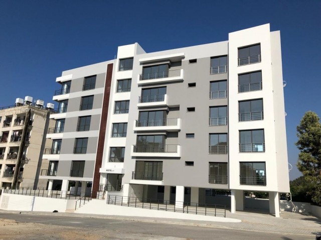 UNSERE SERIE MIT BLAUEM MEERBLICK. KOMPLETT MÖBLIERTE 2+1-WOHNUNG MIT MEERBLICK ZU VERMIETEN IM LORD PALACE HOTEL-BEREICH IN DER ZENTRALEN REGION VON KYRENIA MIT MERKMALE WIE DOPPELBADEZIMMER, WC, INVERTER-KLIMAANLAGE IN JEDEM ZIMMER.