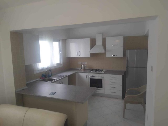 PENTHOUSE 2+1 KOMPLETT MÖBLIERTE WOHNUNG ZU VERMIETEN MIT STADTBLICK IM CAFE PASCUCCI-BEREICH IN ZENTRALER LAGE VON KYRENIA.