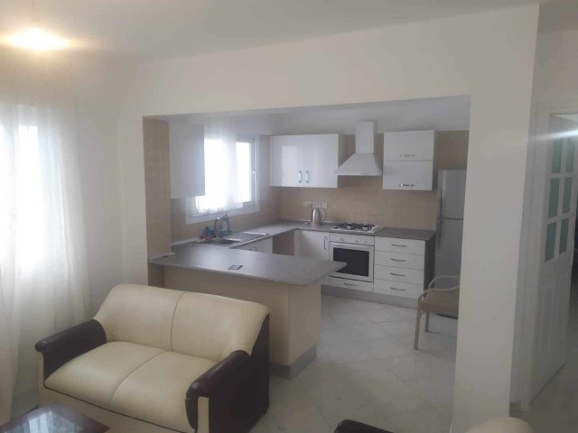 PENTHOUSE 2+1 KOMPLETT MÖBLIERTE WOHNUNG ZU VERMIETEN MIT STADTBLICK IM CAFE PASCUCCI-BEREICH IN ZENTRALER LAGE VON KYRENIA.