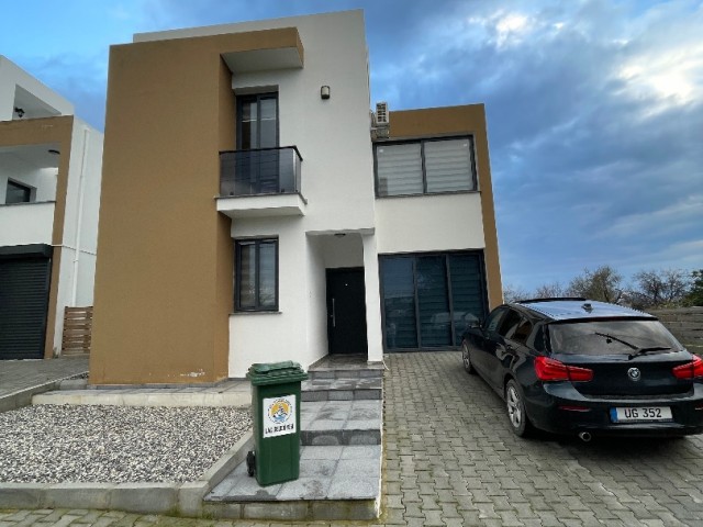 Luxuriöse Maisonette-Villa hinter dem Dima-Markt in Kyrenia Alsancak. 2 Zimmer mit eigenem Bad