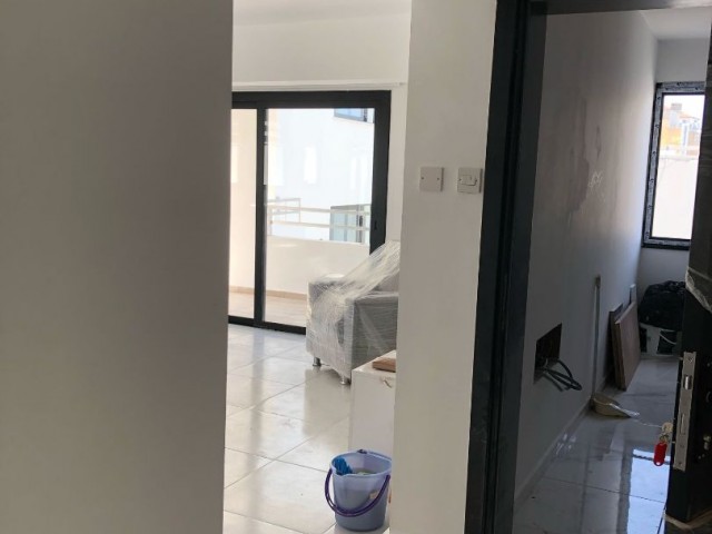 3+1 KOMPLETT MÖBLIERTE NEUE WOHNUNG ZU VERMIETEN IM KYRENIA-ZENTRUM, GANZ NAHE AM MEER MIT TOLLEM MEERBLICK