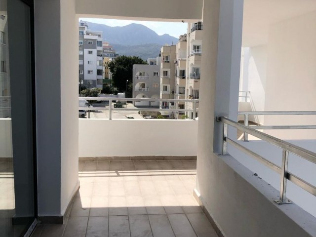 3+1 KOMPLETT MÖBLIERTE NEUE WOHNUNG ZU VERMIETEN IM KYRENIA-ZENTRUM, GANZ NAHE AM MEER MIT TOLLEM MEERBLICK