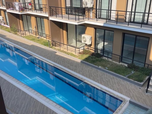 VOLLSTÄNDIG MÖBLIERTE 2+1-WOHNUNG MIT TOLLER AUSSICHT UND EIGENER PRIVATER TERRASSE ZU VERMIETEN, AUF EINEM GRUNDSTÜCK MIT SCHWIMMBAD UND ABGESCHLOSSENEM PARKPLATZ IM GIRNE DOĞANKÖ