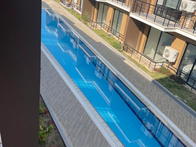 VOLLSTÄNDIG MÖBLIERTE 2+1-WOHNUNG MIT TOLLER AUSSICHT UND EIGENER PRIVATER TERRASSE ZU VERMIETEN, AUF EINEM GRUNDSTÜCK MIT SCHWIMMBAD UND ABGESCHLOSSENEM PARKPLATZ IM GIRNE DOĞANKÖY-BEREICH.