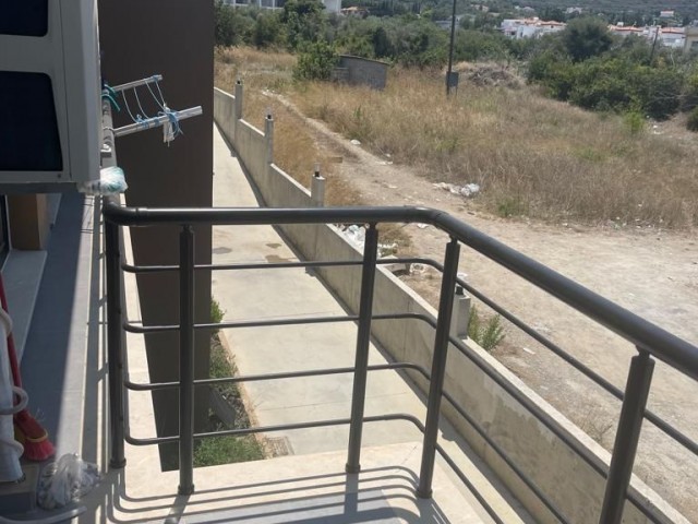 VOLLSTÄNDIG MÖBLIERTE 2+1-WOHNUNG MIT TOLLER AUSSICHT UND EIGENER PRIVATER TERRASSE ZU VERMIETEN, AUF EINEM GRUNDSTÜCK MIT SCHWIMMBAD UND ABGESCHLOSSENEM PARKPLATZ IM GIRNE DOĞANKÖY-BEREICH.