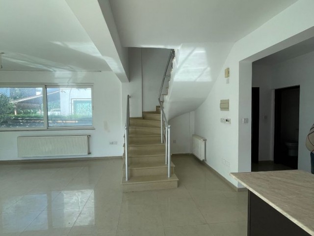 Gelegenheit Triplex Villa in Küçük Kaymaklı 158.000 stg türkischer Titel