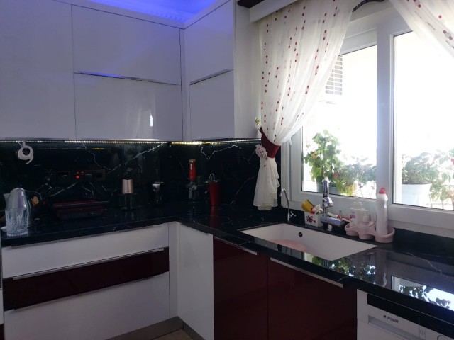 Girne’de  Havuzlu Sitede 3+1 Satılık Daire 