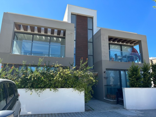 Geräumige 2+1-Wohnung zum Verkauf in fußläufiger Entfernung zu den Kyrenia Alsancak Merit Hotels
