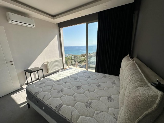 Luxuriöses 3+1-Penthouse zur Miete am Meer mit herrlicher Aussicht im Zentrum von Kyrenia