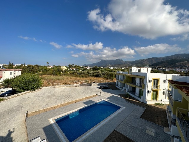 2+1 geräumige Wohnung zum Verkauf mit Meer- und Bergblick in Kyrenia Alsancak Pool Site