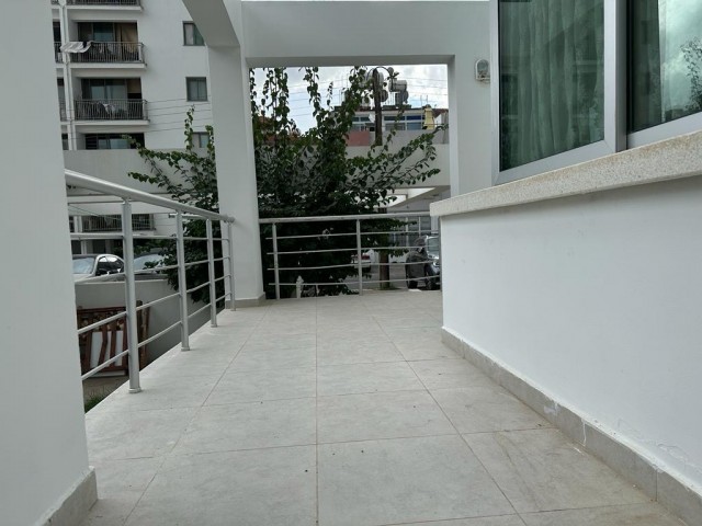 Wohnung zum Verkauf mit Wohn- und Gewerbenutzungsgenehmigung im Zentrum von Kyrenia