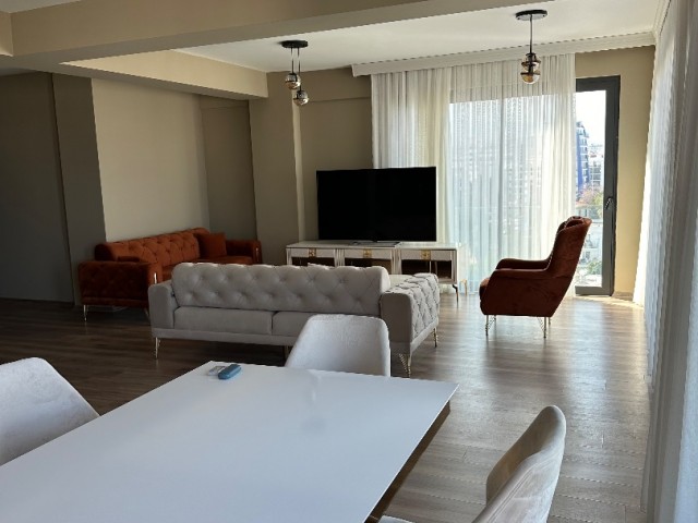 PENTHOUSE MIT ERSTAUNLICHER AUSSICHT IM ZENTRALEN TURK-VIERTEL KYRENIA