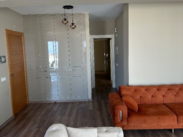 PENTHOUSE MIT ERSTAUNLICHER AUSSICHT IM ZENTRALEN TURK-VIERTEL KYRENIA