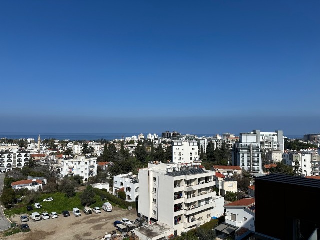 PENTHOUSE MIT ERSTAUNLICHER AUSSICHT IM ZENTRALEN TURK-VIERTEL KYRENIA