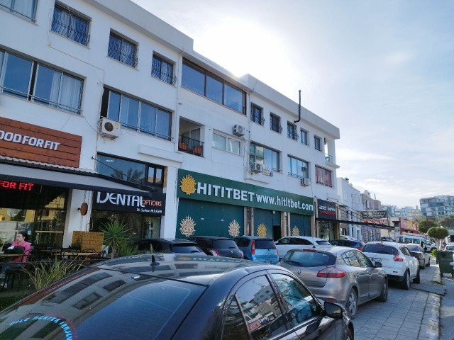 Квартира 1+1 с разрешением на офис на продажу в Кирении, центральный район Нусмар - на главной улице