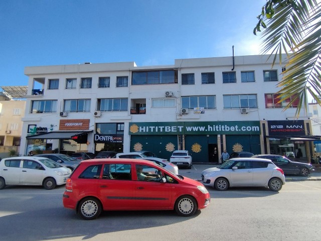 1+1 Wohnung mit Bürogenehmigung zum Verkauf im zentralen Nusmar-Gebiet von Kyrenia – an der Hauptstraße