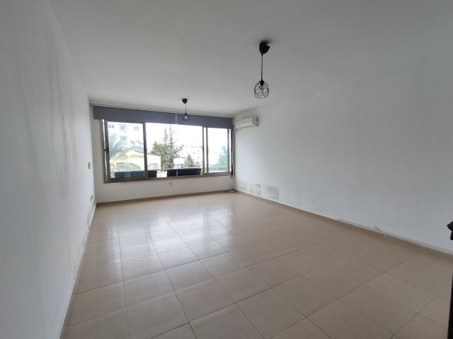 1+1 Wohnung mit Bürogenehmigung zum Verkauf im zentralen Nusmar-Gebiet von Kyrenia – an der Hauptstraße