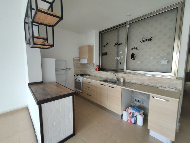 1+1 Wohnung mit Bürogenehmigung zum Verkauf im zentralen Nusmar-Gebiet von Kyrenia – an der Hauptstraße