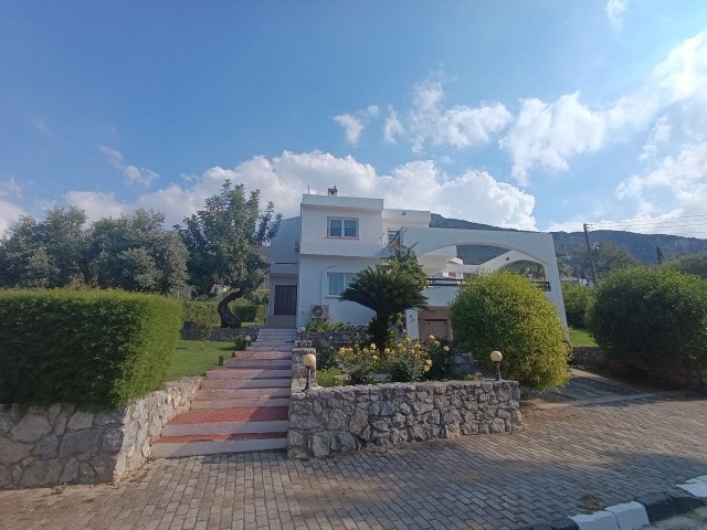 Kyrenia Bellapais 3+1 Villa zu vermieten / Gemeinschaftspool