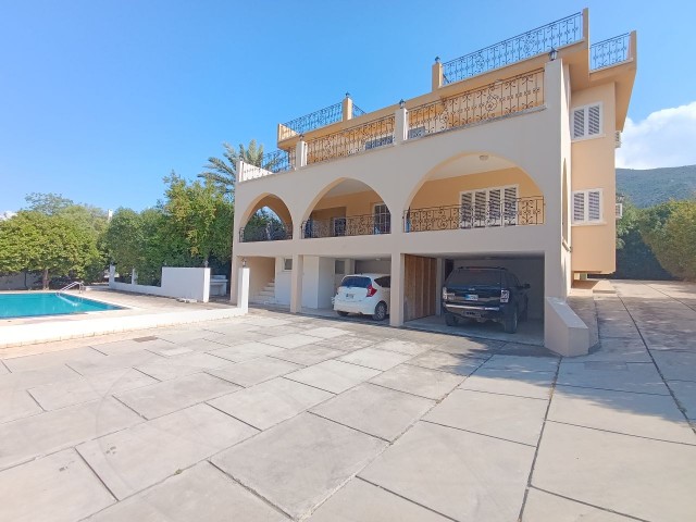 Kyrenia Ozanköy 4+1 große Villa mit Pool zu vermieten