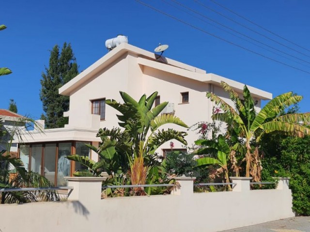 4+1 möblierte Villa zur Miete in Girne Karaoğlanoğlu, 200 m vom Meer entfernt