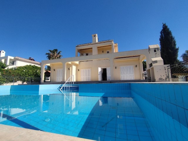 3+ zum Verkauf in der Nähe von Kyrenia Alsancak Escape Beach! Villa mit Pool