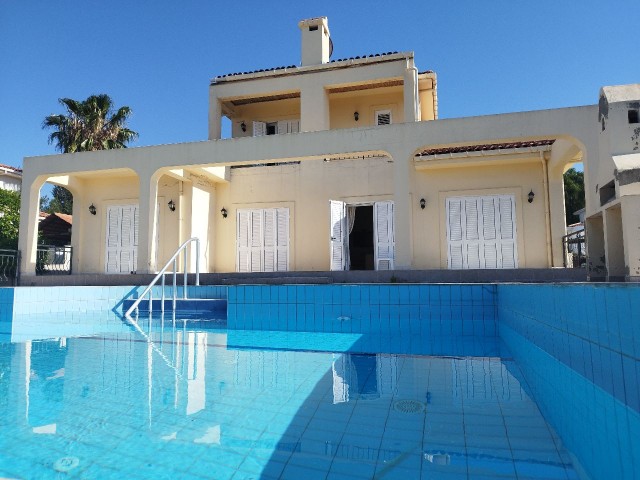 3+ zum Verkauf in der Nähe von Kyrenia Alsancak Escape Beach! Villa mit Pool