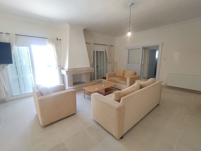 Girne Alsancak Escape Plajı Civarı Satılık 3+! Havuzlu Villa