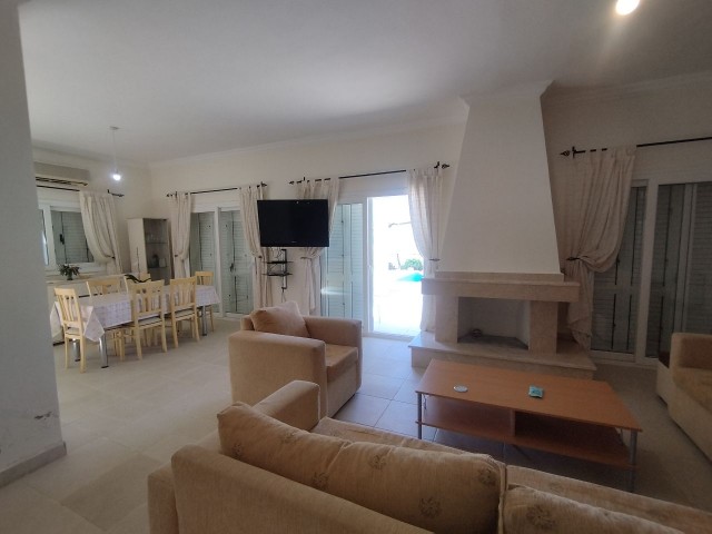 Girne Alsancak Escape Plajı Civarı Satılık 3+! Havuzlu Villa