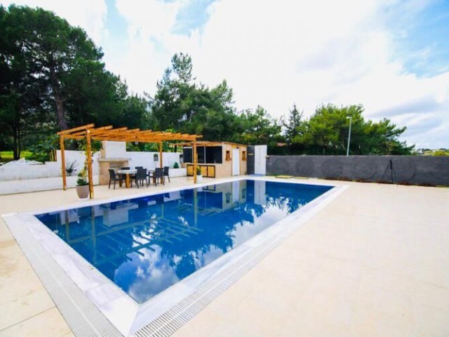 5+1 Luxusvilla mit Pool zum Verkauf in Kyrenia Edremit