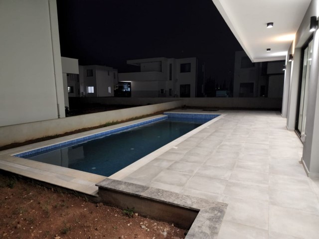Luxuriöse, neu fertiggestellte Villa in beliebter Lage am langen Strand mit Pool