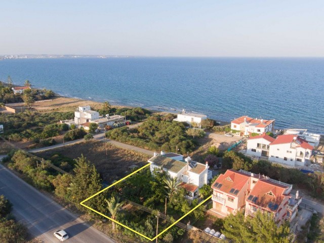 Private Designvilla direkt am Meer mit großem Garten und Terrasse in Iskele