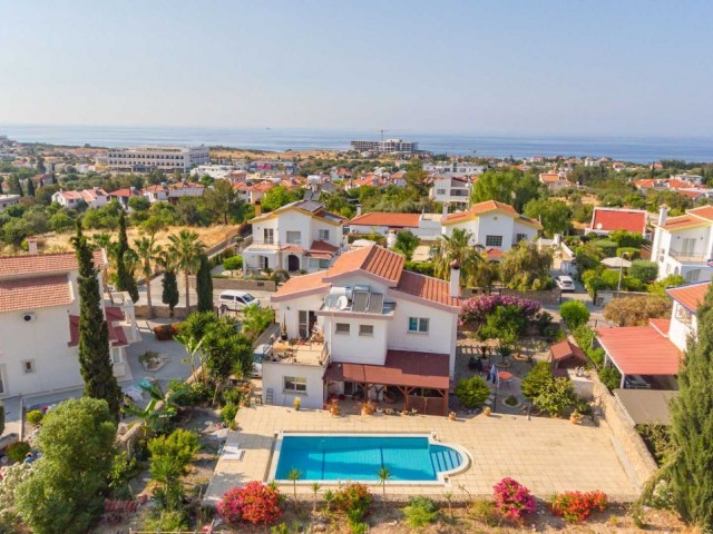 Girne Çatalköy'de Satılık Deniz ve Dağ Manzaralı Villa