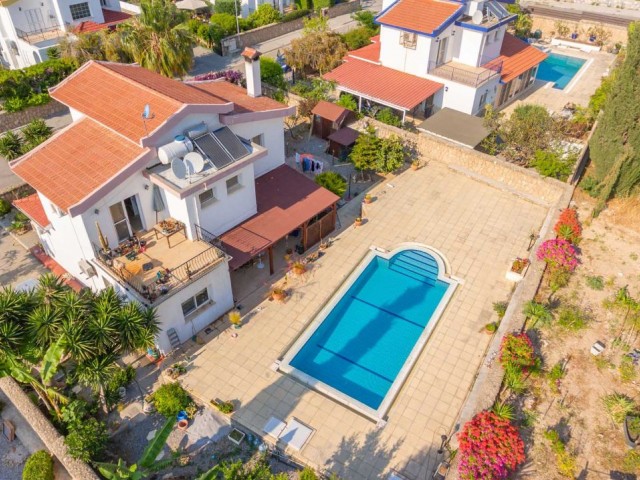 Girne Çatalköy'de Satılık Deniz ve Dağ Manzaralı Villa