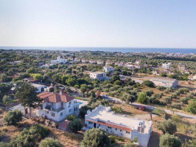 Girne Karşıyaka'da Satılık Deniz ve Dağ Manzaralı, Özel Havuzlu Villa