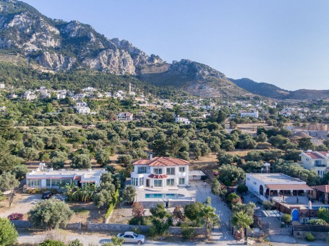 Girne Karşıyaka'da Satılık Deniz ve Dağ Manzaralı, Özel Havuzlu Villa